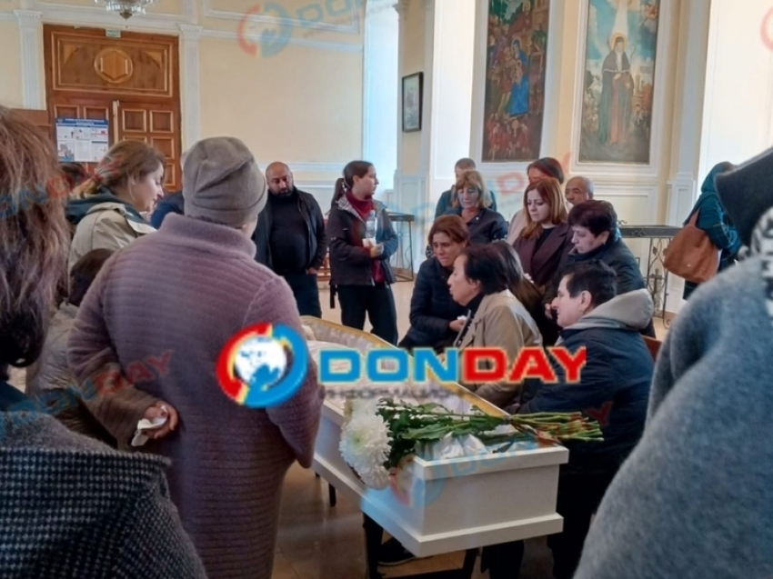 На похоронах убитой в Армении ростовского врача-эндокринолога одной из родственниц стало плохо
