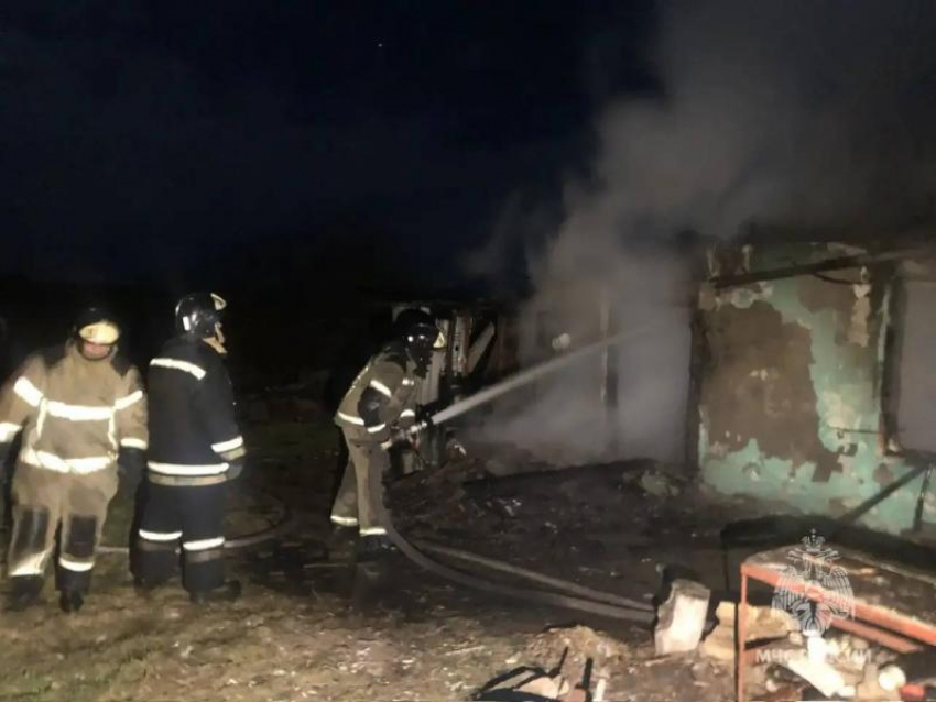 Трое мужчин и женщина погибли при пожаре в Азовском районе