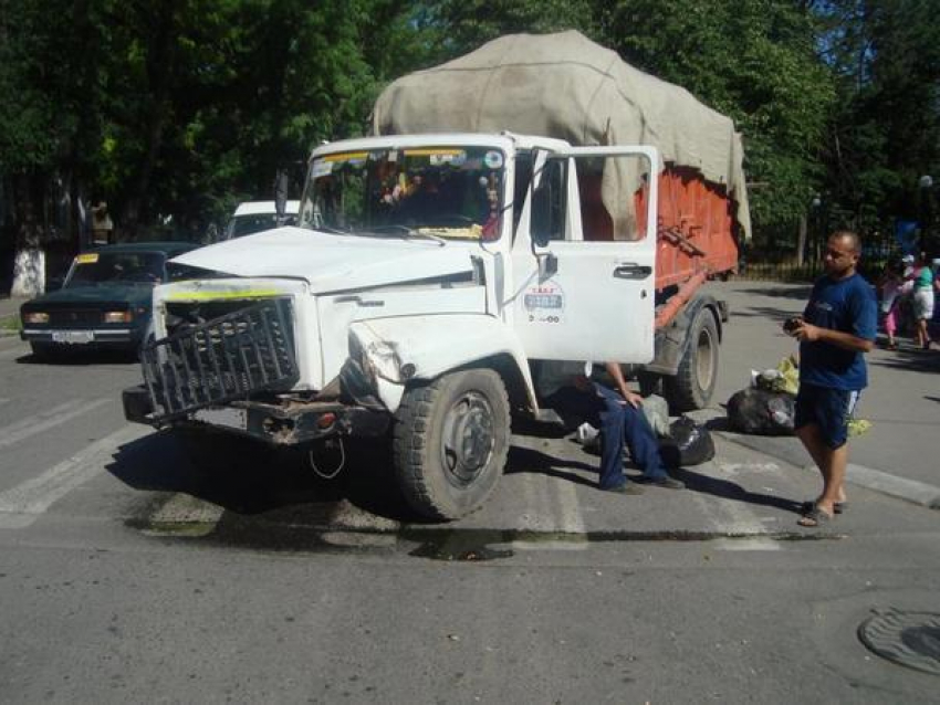 В Азове мусоровоз протаранил маршрутку: пострадали три человека
