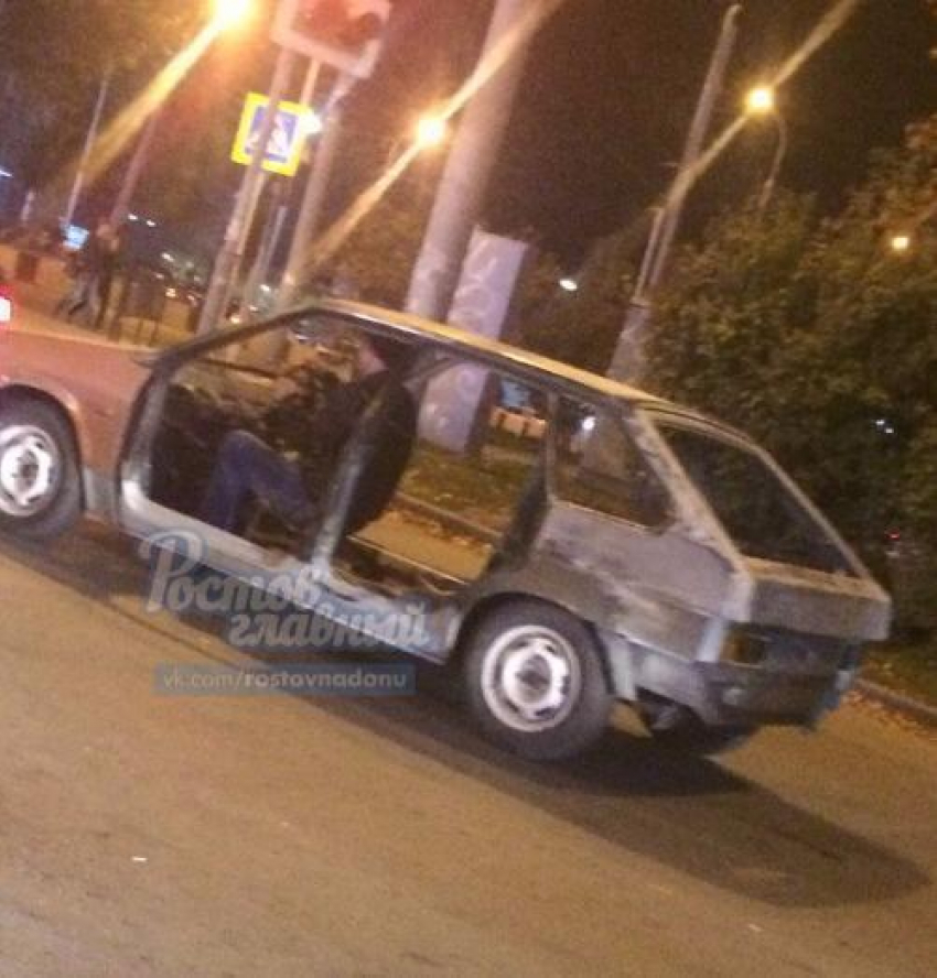 Мужчина на автомобиле без дверей проехал по ростовским улицам
