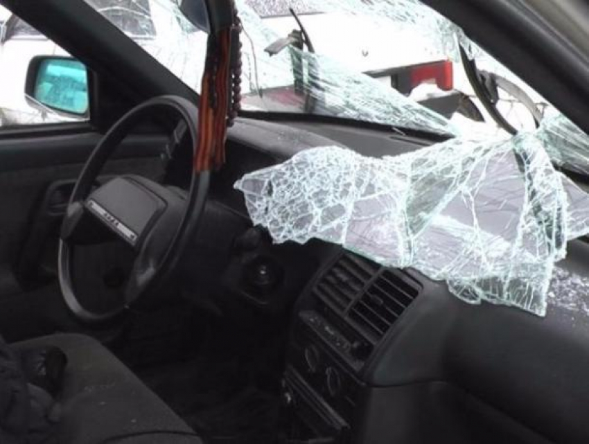 В Ростове грабитель разбил лобовое стекло автомобиля и украл женскую сумку