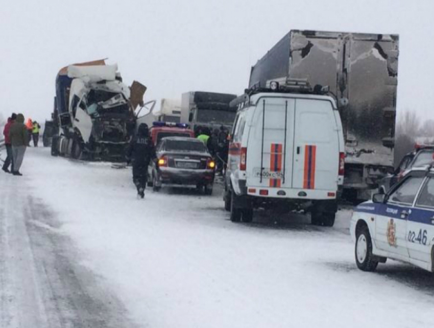 Водитель Volvo из Ростова попал в массовую аварию с двумя грузовиками и тремя легковушками в Воронежской области