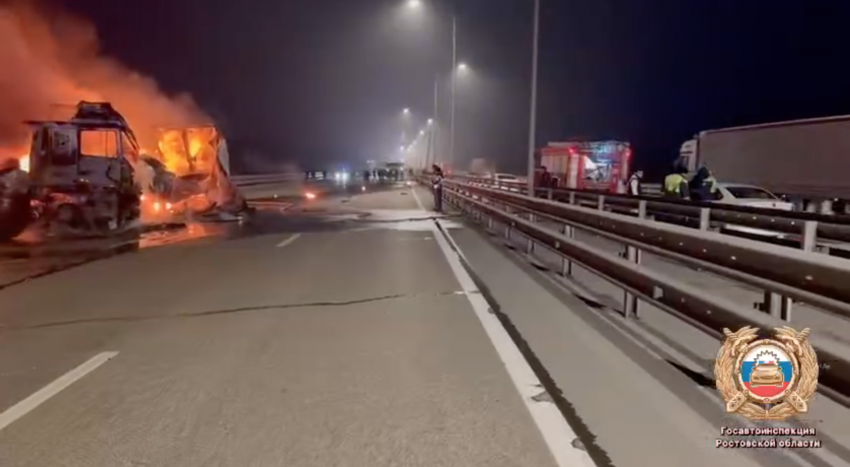 Из-за горящей фуры парализовало движение на трассе М-4 в районе аэропорта Платов