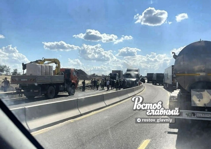 12 автомобилей столкнулись на М-4 в Ростовской области: поток пускают в объезд