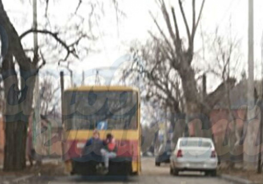Экстремальную езду прицепившихся к трамваю подростков бурно одобрили жители Ростова 