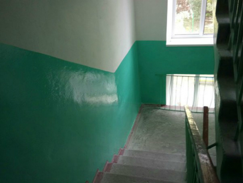 Подросток упал в обморок, надышавшись краской на лестничной площадке в Ростовской области