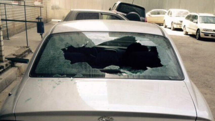 В Ростове мальчик выбросил в окно игрушечную машинку и пробил заднее стекло иномарки 