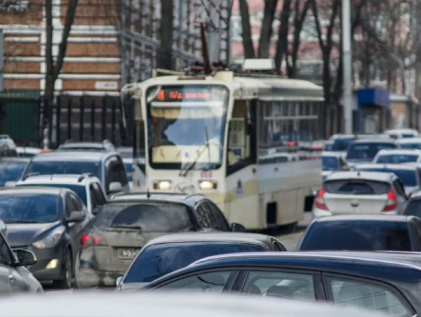 Три мелких ДТП поставили в огромную пробку центральные улицы Ростова