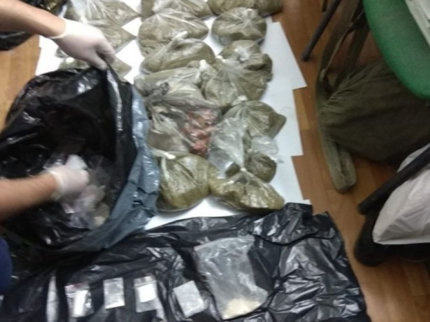 У полицейского в Ростове нашли 10 кг наркотиков