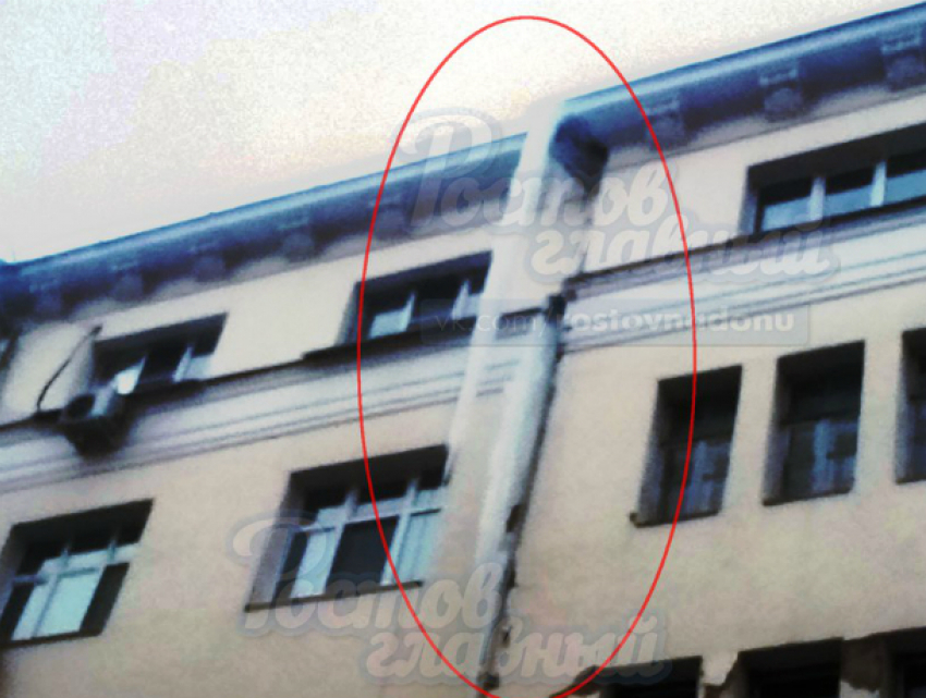 «Ледяных убийц» заметили испуганные прохожие на крыше жилой многоэтажки в Ростове