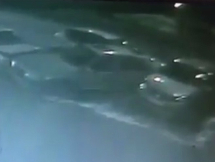 Мощный таран иномаркой трех припаркованных автомобилей сняли на видео в Ростове