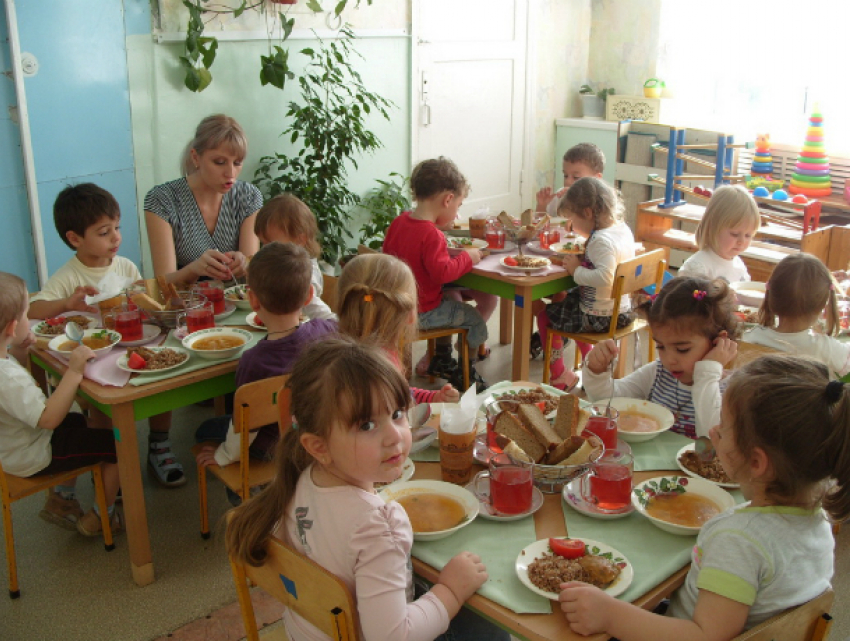 Подозрительными цыплятами и яйцами кормили малышей в детском саду Ростовской области
