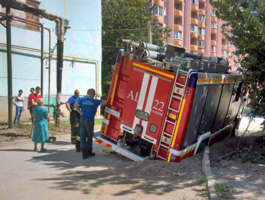 Зыбучий асфальт разверзся и засосал большую пожарную машину под Ростовом