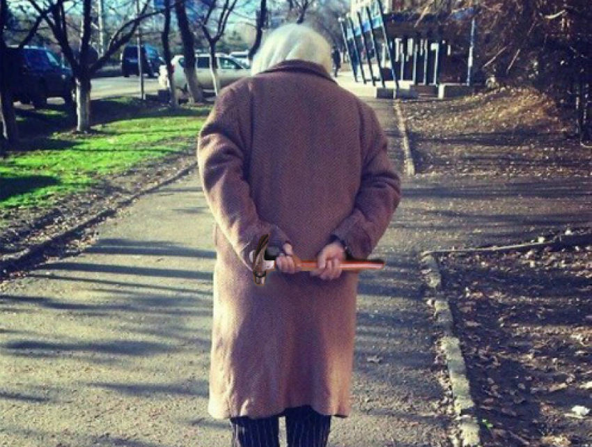 Старушка с молотком орудует в Ростове на Западном