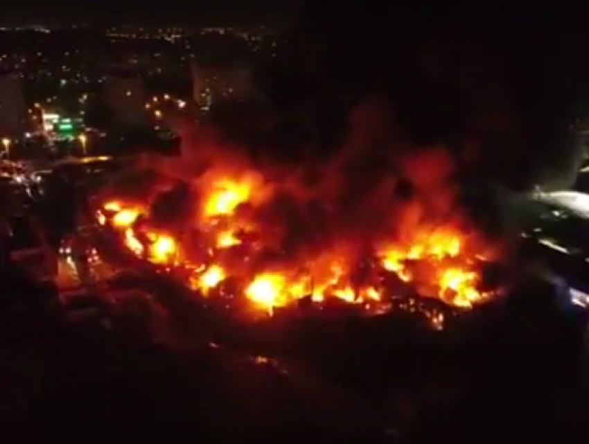 Страшный пожар, уничтоживший сотни торговых ларьков на рынке «Темерник» в Ростове, локализован
