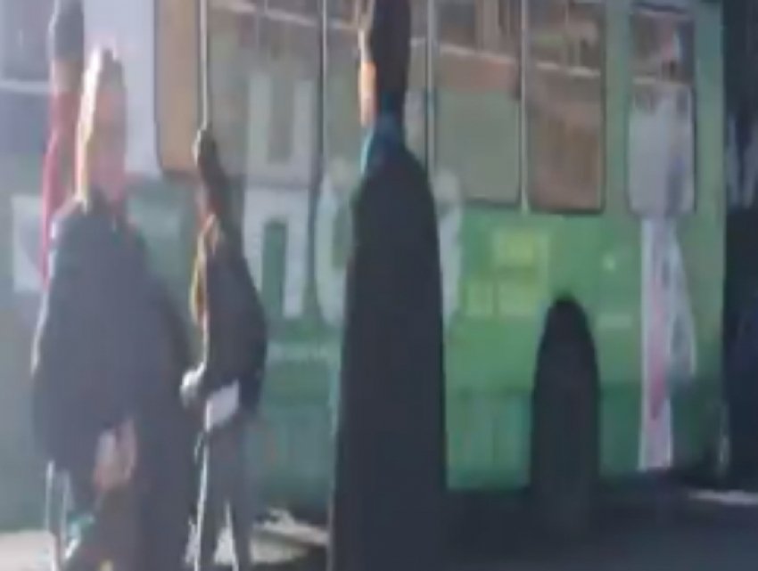 Женщина за рулем троллейбуса заставила пешеходов обходить себя по «зебре» в Ростове на видео