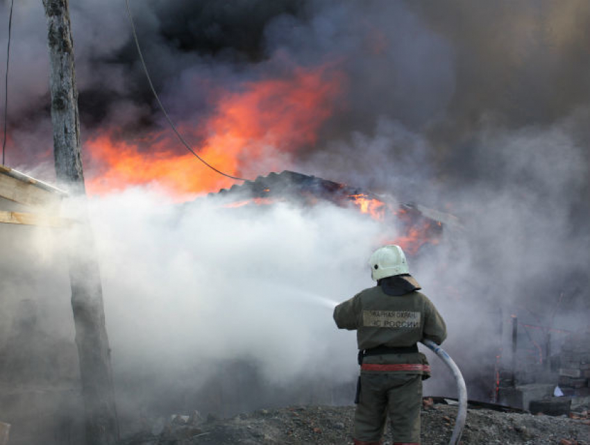 Ужасные ожоги получил мужчина, выбираясь из горящего дома в Ростовской области
