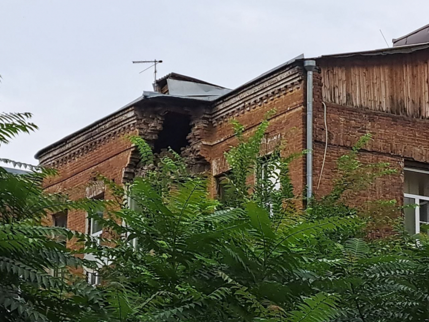 Власти Ростова ввели режим ЧС в аварийном доме на Шаумяна после обрушения фасада
