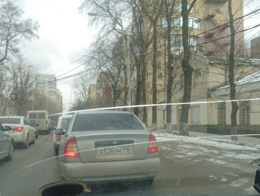 Падения покосившегося столба с проводами испугались автомобилисты на ростовской улице