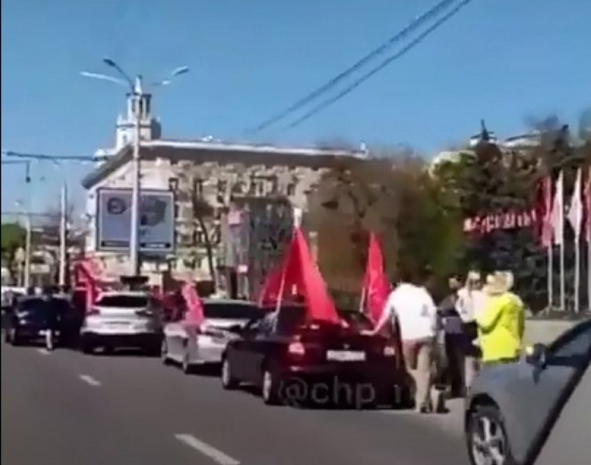 В Ростове коммунисты устроили несанкционированный автопробег