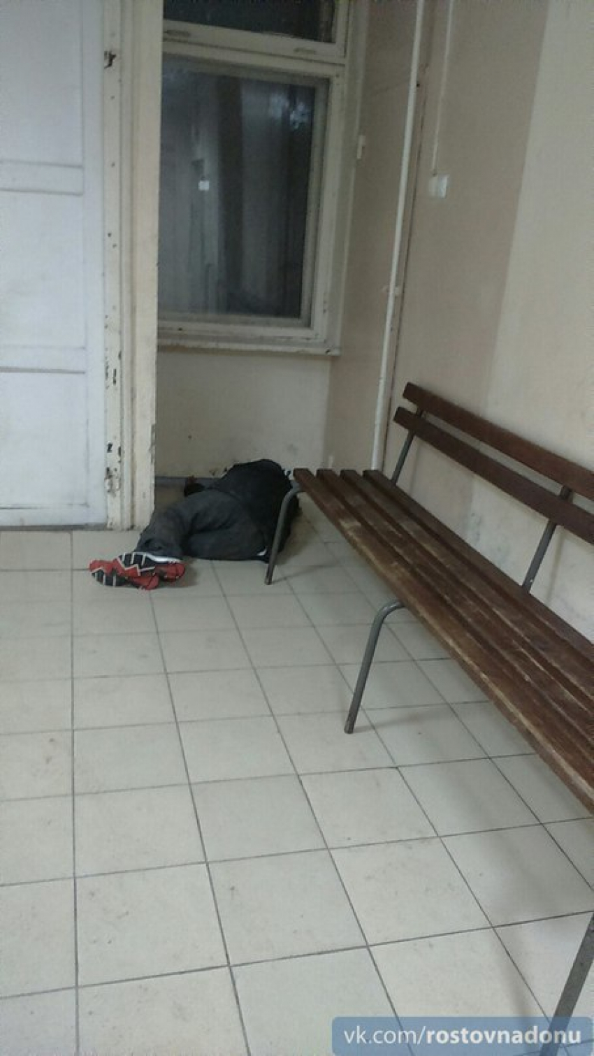 Спящий на полу бездомный и дыры в стенах городской больницы Ростова ужаснули ростовчан 