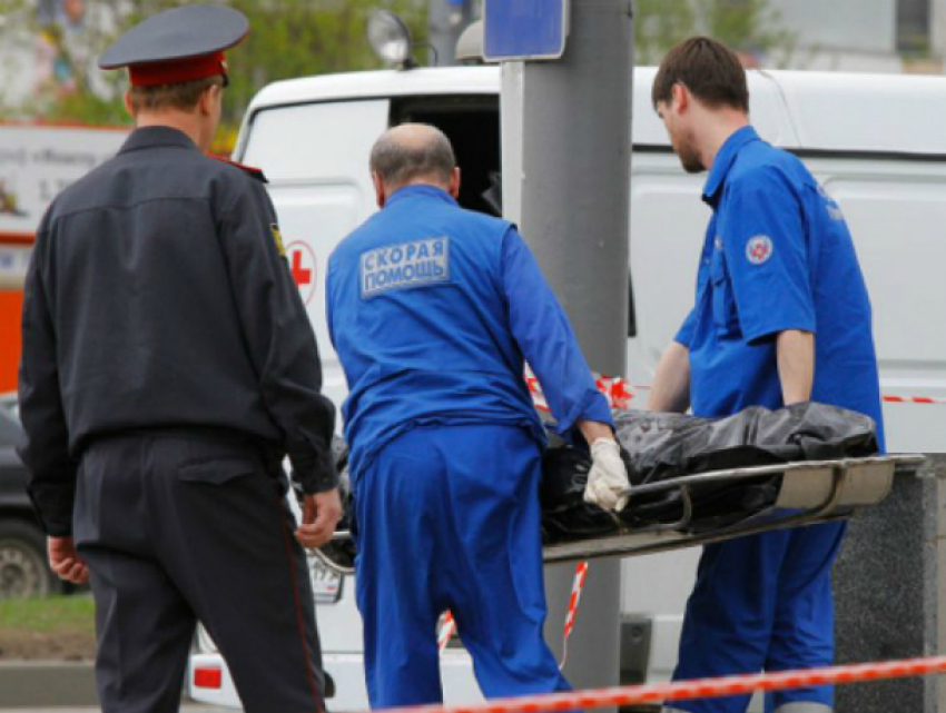Женщина умерла на улице после падения в автобусе Ростовской области