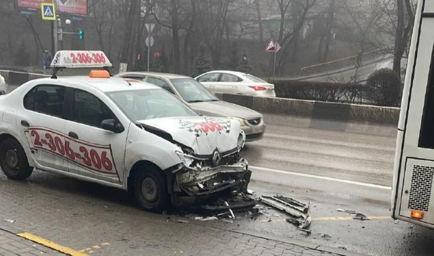 Поездка в такси обернулась для ростовчанки ДТП и травмпунктом 