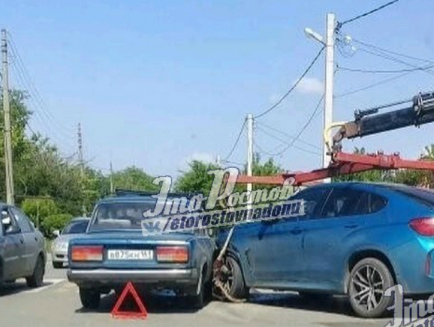 Эвакуаторщик случайно «уронил» BMW на проезжавшие мимо «Жигули» в Ростове
