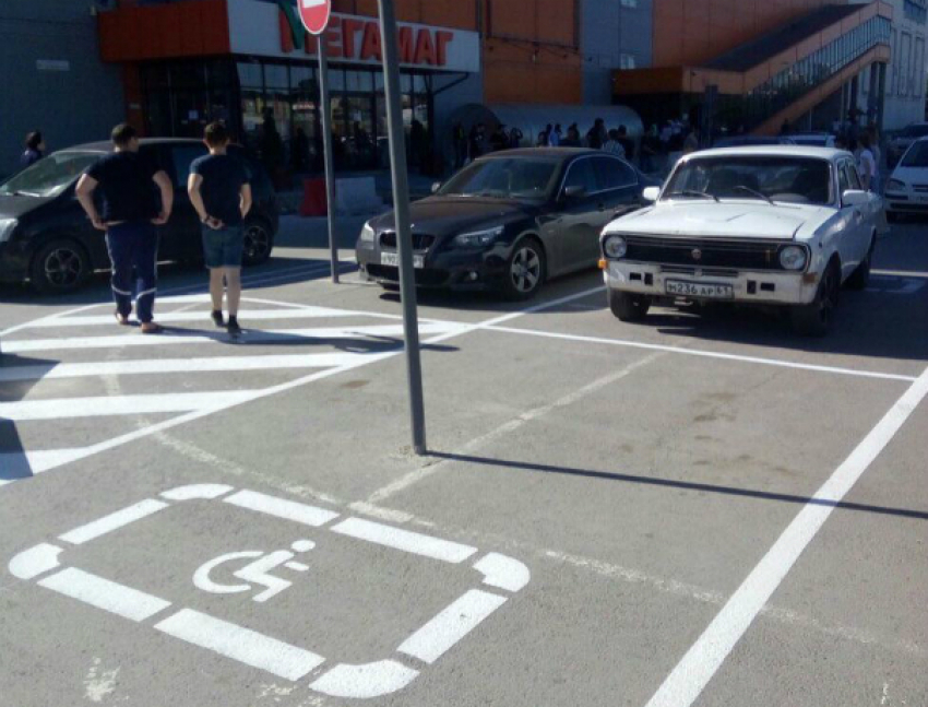 Позорное парковочное место для инвалидов высмеяли ростовчане