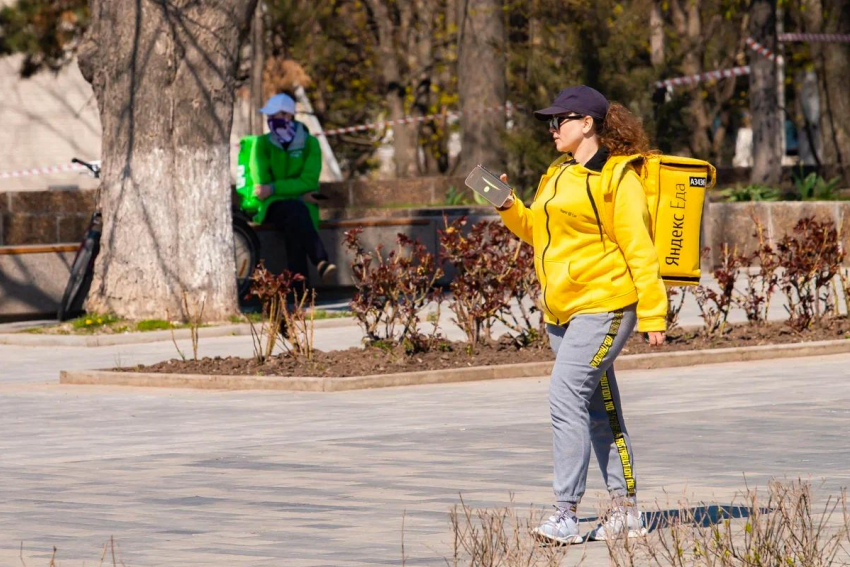 Курьеры обогнали топ‑менеджеров и стали самыми высокооплачиваемыми работниками Ростовской области