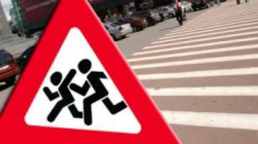 В Ростовской области под колесами автомобиля очутились еще трое детей