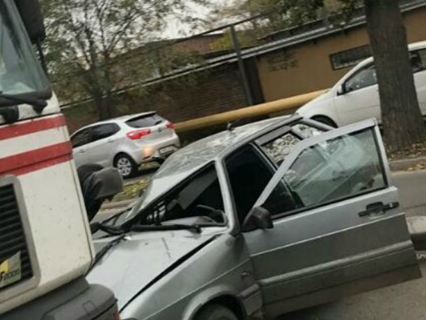 Три автомобиля столкнулись на улице Каширской в Ростове