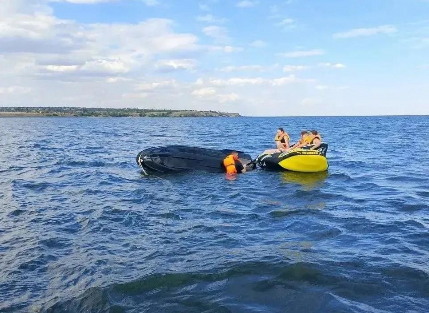На Цимлянском водохранилище перевернулся гидроцикл с детьми на «ватрушке»