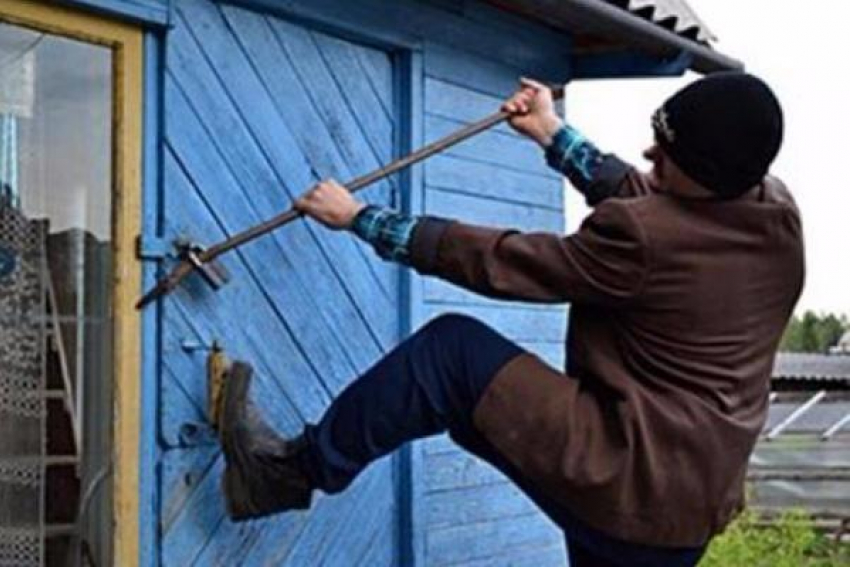 В Ростовской области у женщины украли из дома продукты и электроинструменты
