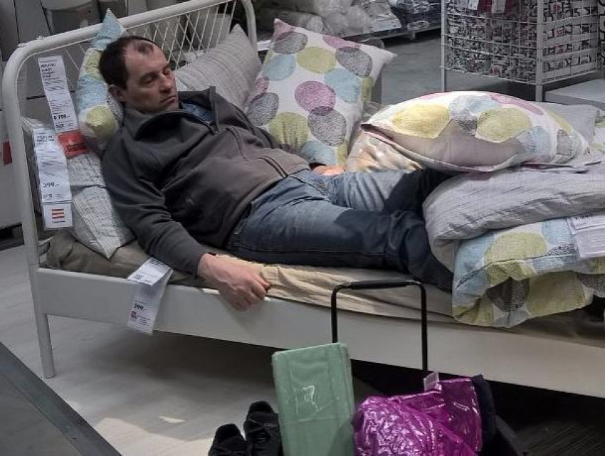 Забавную фотографию мужчины в мебельном магазине Ростова сделала девушка