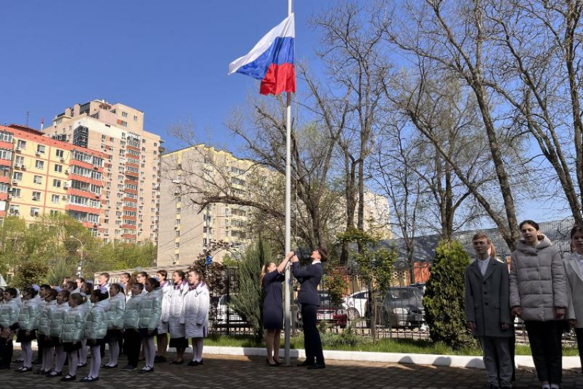 В школах Ростовской области стали начинать неделю с поднятия флага России