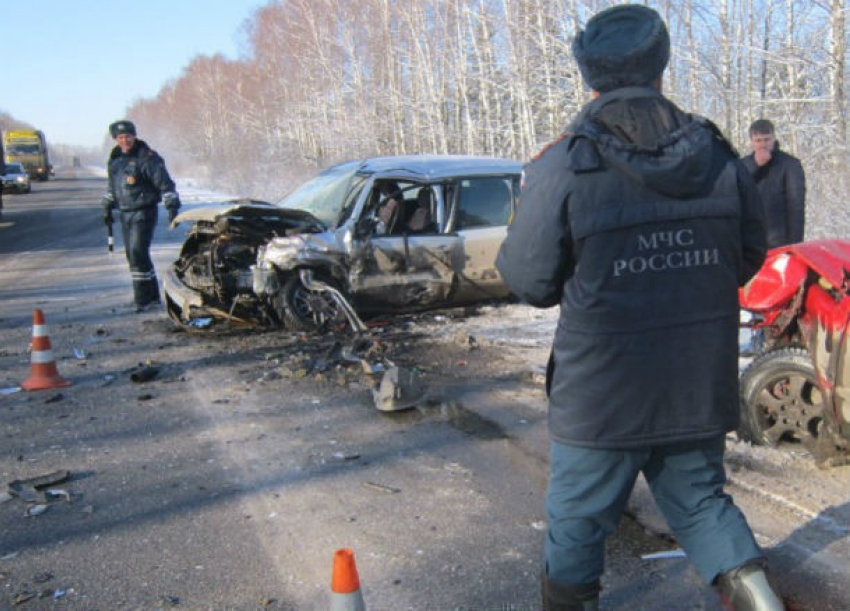 Водитель и два пассажира автомобиля ВАЗ погибли в лобовом столкновении с иномаркой в Ростовской области