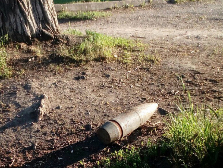Найденный у трассы артиллерийский снаряд обезвреживают саперы в Ростовской области 