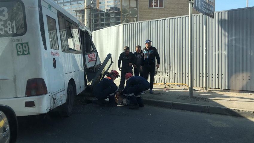 В Ростове маршрутка столкнулась со скорой помощью