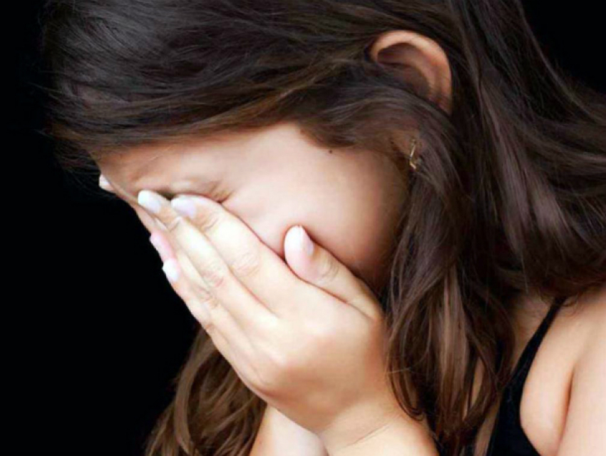 Злостный преступник насиловал и шантажировал девочку в Ростовской области