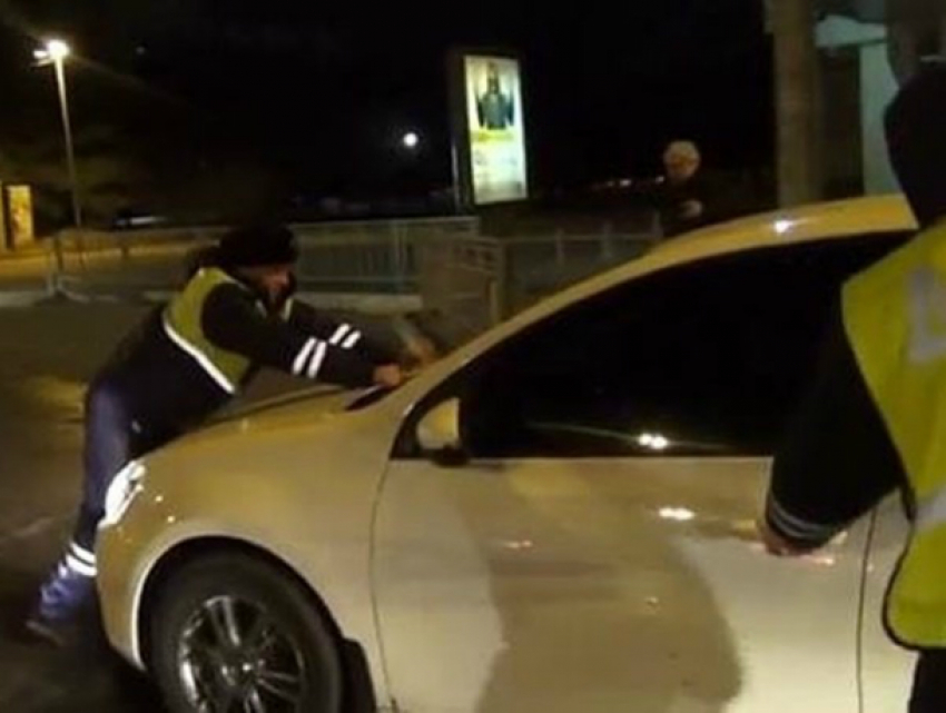 Молодой водитель иномарки снес дежурившего на посту сотрудника ДПС в Ростове