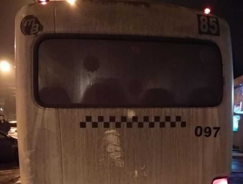Неадекватный водитель маршрутки устроил таран на встречке ночью в Ростове