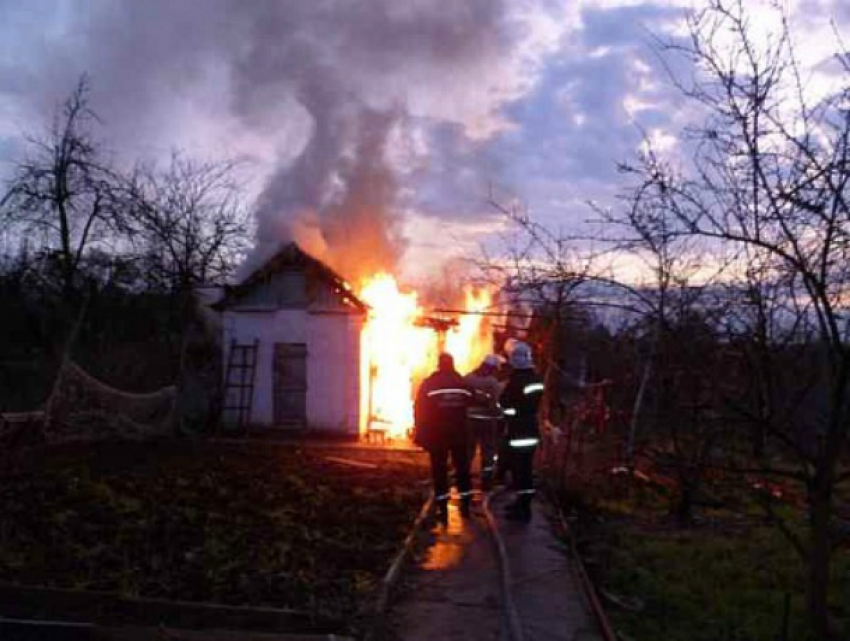 Серьезные ожоги лица и ног получил мужчина при пожаре в хозпостройке Ростовской области