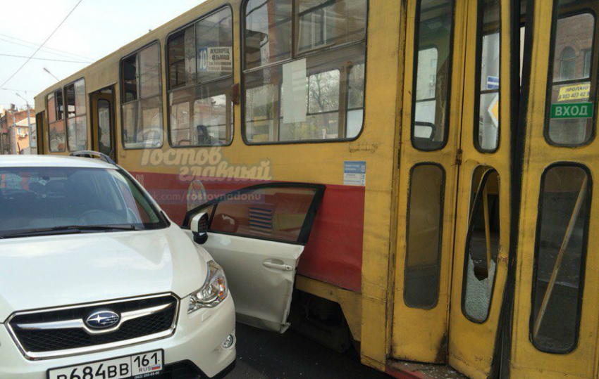 В Ростове трамвай снес дверь авто
