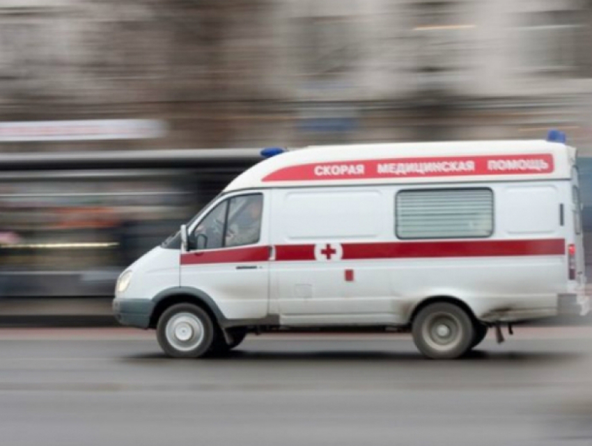18-летняя девушка и ребенок получили травмы в нелепом массовом ДТП на переходе в Ростовской области