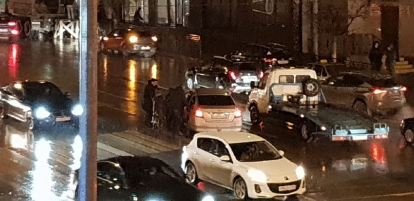 В центре Ростова на пешеходном переходе сбили женщину