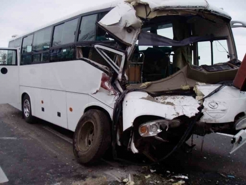  Пассажирский автобус перевернулся в Ростовской области из-за шквалистого ветра