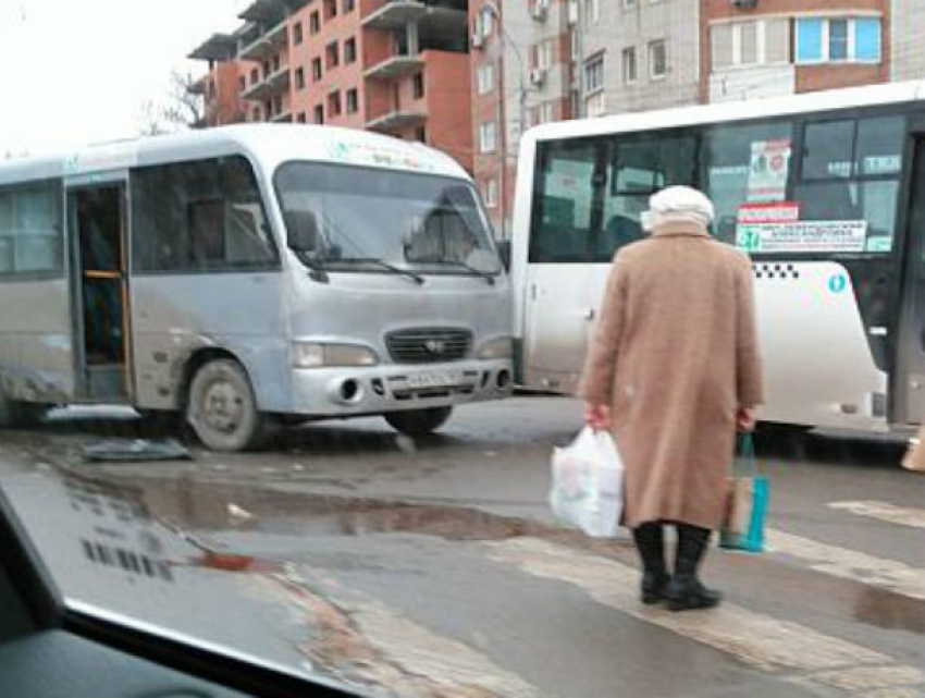 Нервный водитель маршрутки дал денег сбитому пешеходу и уехал с места ДТП в Ростове