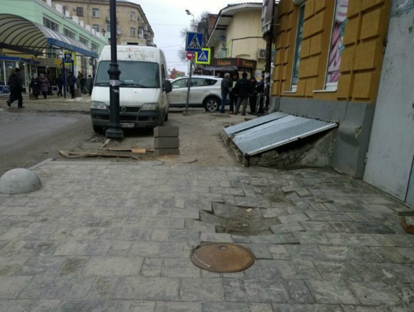 Заботливые подрядчики «кладут на совесть» плитку на улице Семашко в Ростове