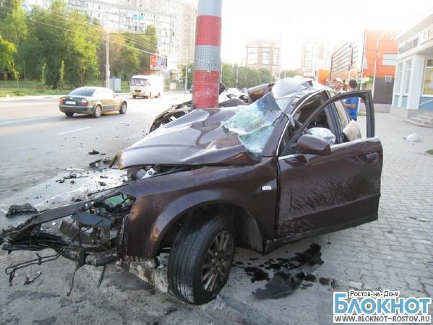 В Ростове Audi влетела в столб: 1 погиб, 2 в тяжелом состоянии. ФОТО